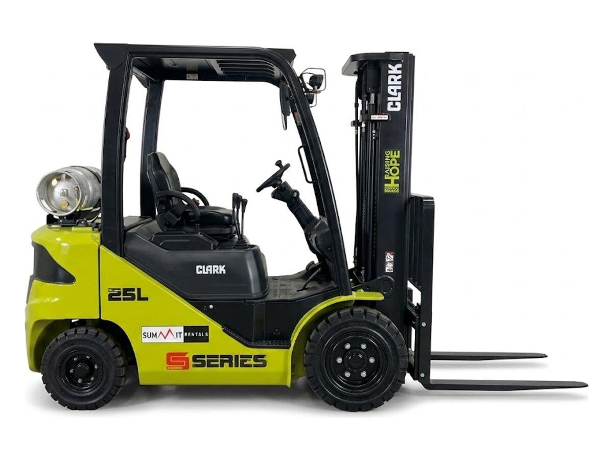 Summit Rentals CLARK 25L propane forklift side on, for loading docks and job site deliveries in Phoenix, AZ
