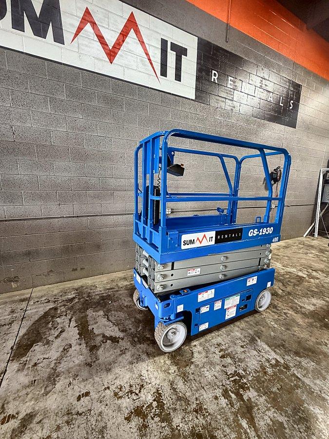 2018 Genie GS-1930 19 ft electric scissor lift for sale in Phoenix, AZ, photo 2