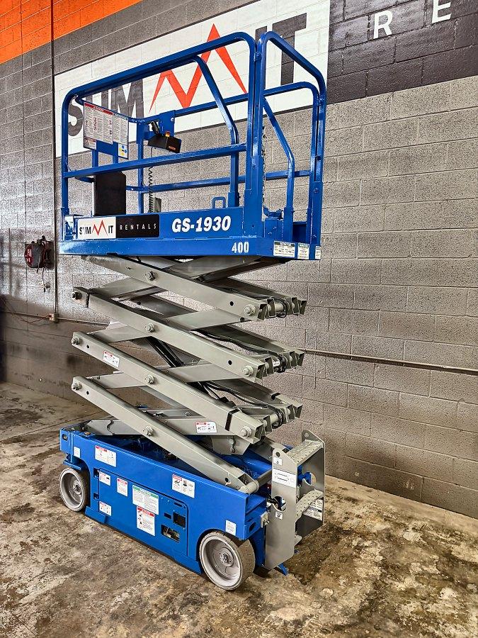 2018 Genie GS-1930 19 ft electric scissor lift for sale in Phoenix, AZ, photo 3