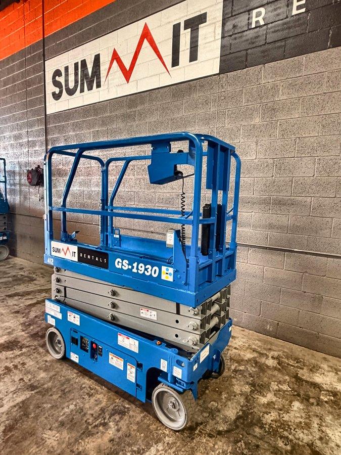 2021 Genie GS-1930 19 ft electric scissor lift for sale in Phoenix, AZ, photo 2