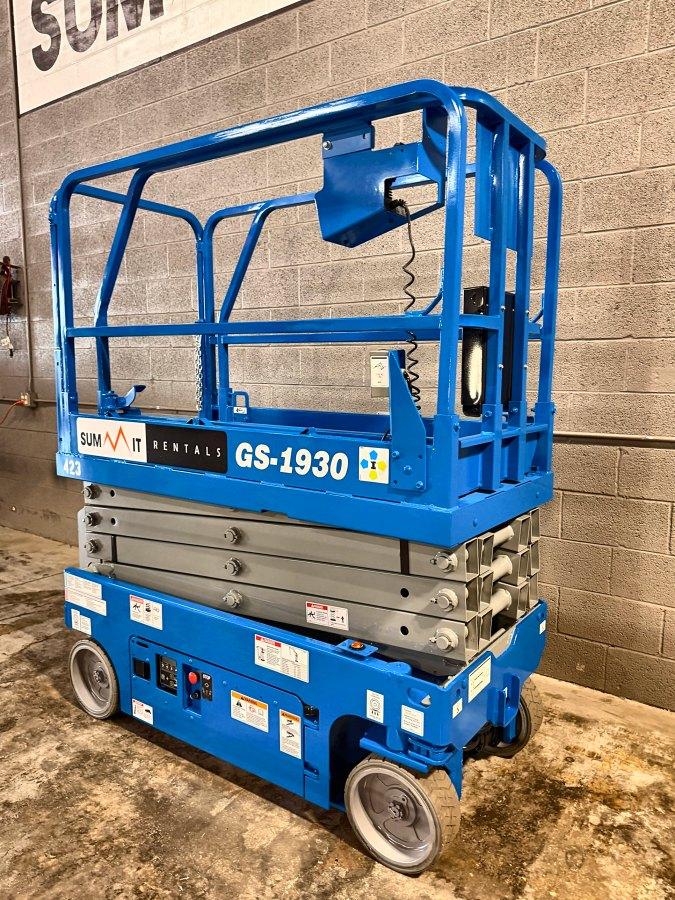 2018 Genie GS-1930 19 ft electric scissor lift for sale in Phoenix, AZ, photo 2
