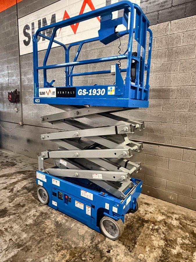2018 Genie GS-1930 19 ft electric scissor lift for sale in Phoenix, AZ, photo 6