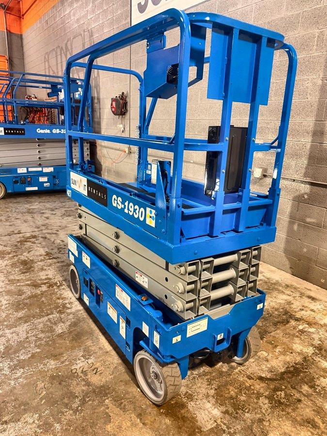 2018 Genie GS-1930 19 ft electric scissor lift for sale in Phoenix, AZ, photo 2