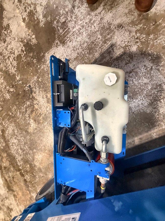 2018 Genie GS-1930 19 ft electric scissor lift for sale in Phoenix, AZ, photo 6