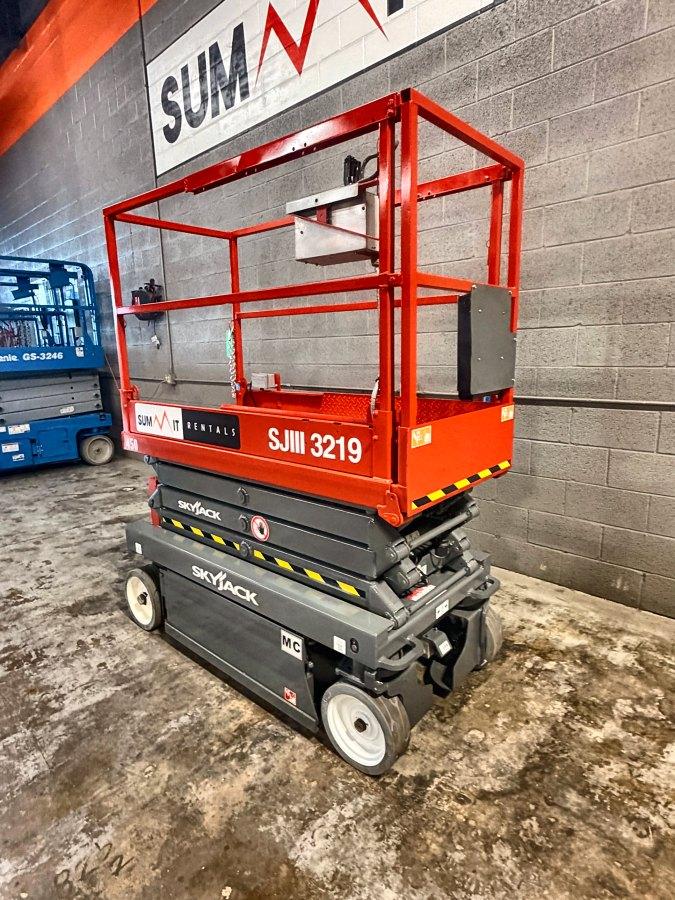 2018 Skyjack SJIII 3219 19 ft electric scissor lift for sale in Phoenix, AZ, photo 2
