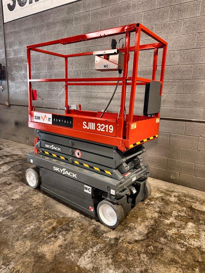 2018 Skyjack SJIII 3219 19 ft electric scissor lift for sale in Phoenix, AZ, photo 2