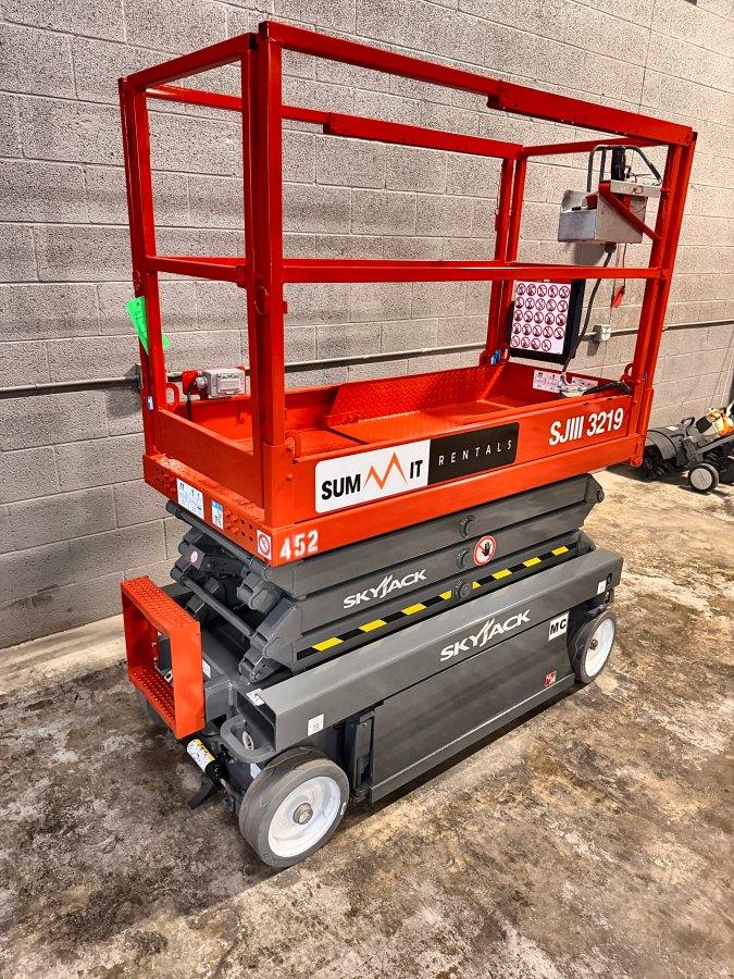 2018 Skyjack SJIII 3219 19 ft electric scissor lift for sale in Phoenix, AZ, photo 2
