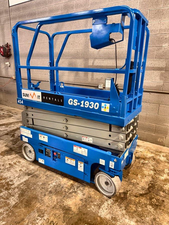 2018 Genie GS-1930 19 ft electric scissor lift for sale in Phoenix, AZ, photo 2