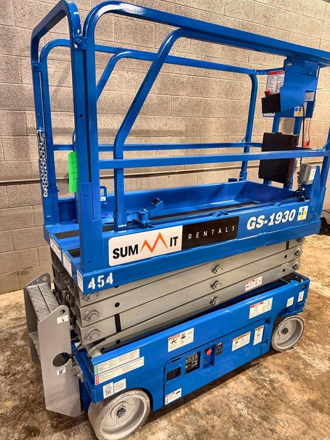 2018 Genie GS-1930 19 ft electric scissor lift for sale in Phoenix, AZ, photo 3
