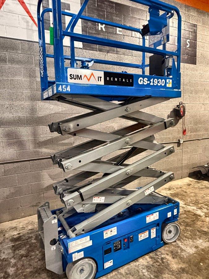2018 Genie GS-1930 19 ft electric scissor lift for sale in Phoenix, AZ, photo 5