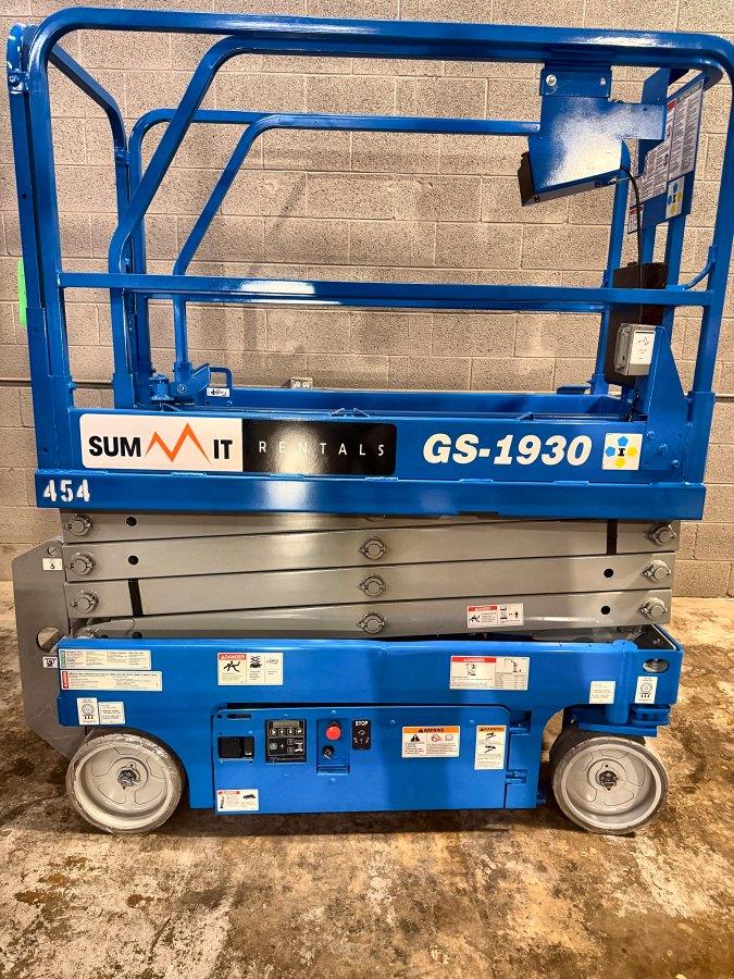 2018 Genie GS-1930 19 ft electric scissor lift for sale in Phoenix, AZ, photo 6
