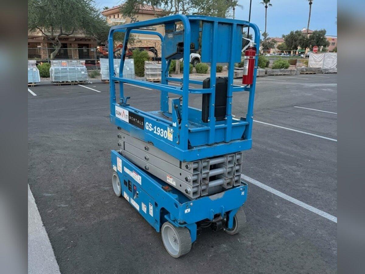 Summit Rentals Genie GS-1930 19 ft electric scissor lift delivered early in the morning to a shopping center remodel in Chandler, AZ