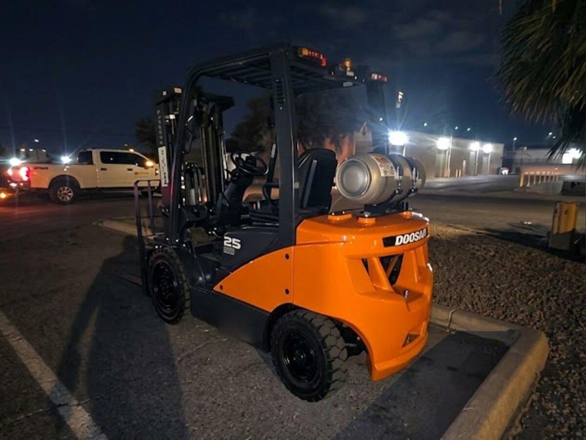 5,000 lb propane forklift rental delivered early in the morning by Summit Rentals to a commercial parking lot in Glendale, AZ