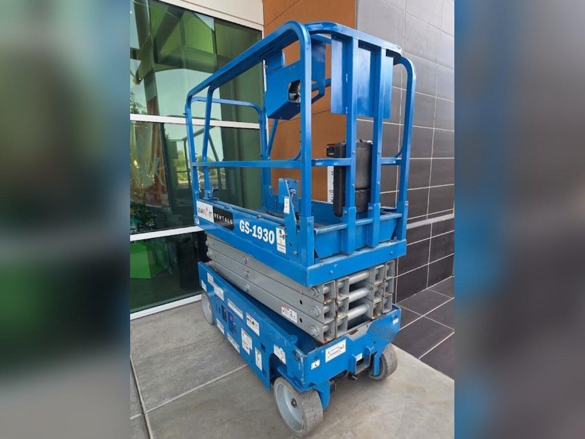 Genie GS-1930 19 ft scissor lift rental delivered by Summit Rentals to a commercial storefront in Tempe, AZ