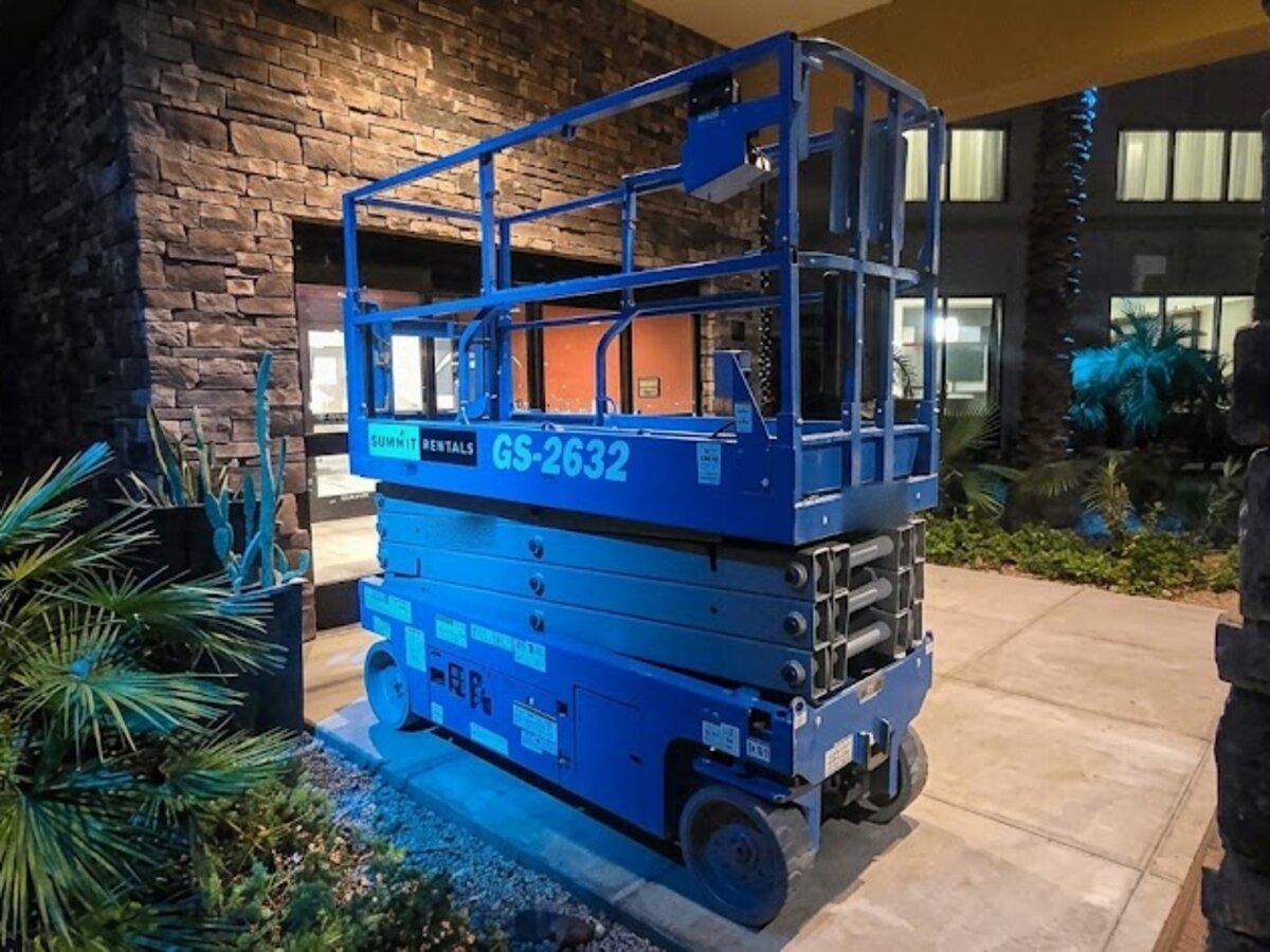 Summit Rentals Genie GS-2632 26 ft electric scissor lift delivered early in the morning to a hotel courtyard in Tempe, AZ